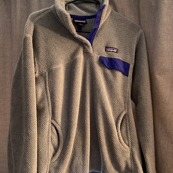 Quarter Button Patagonia pullover size large. Has one top pocket and two hands - Picture 3 of 3